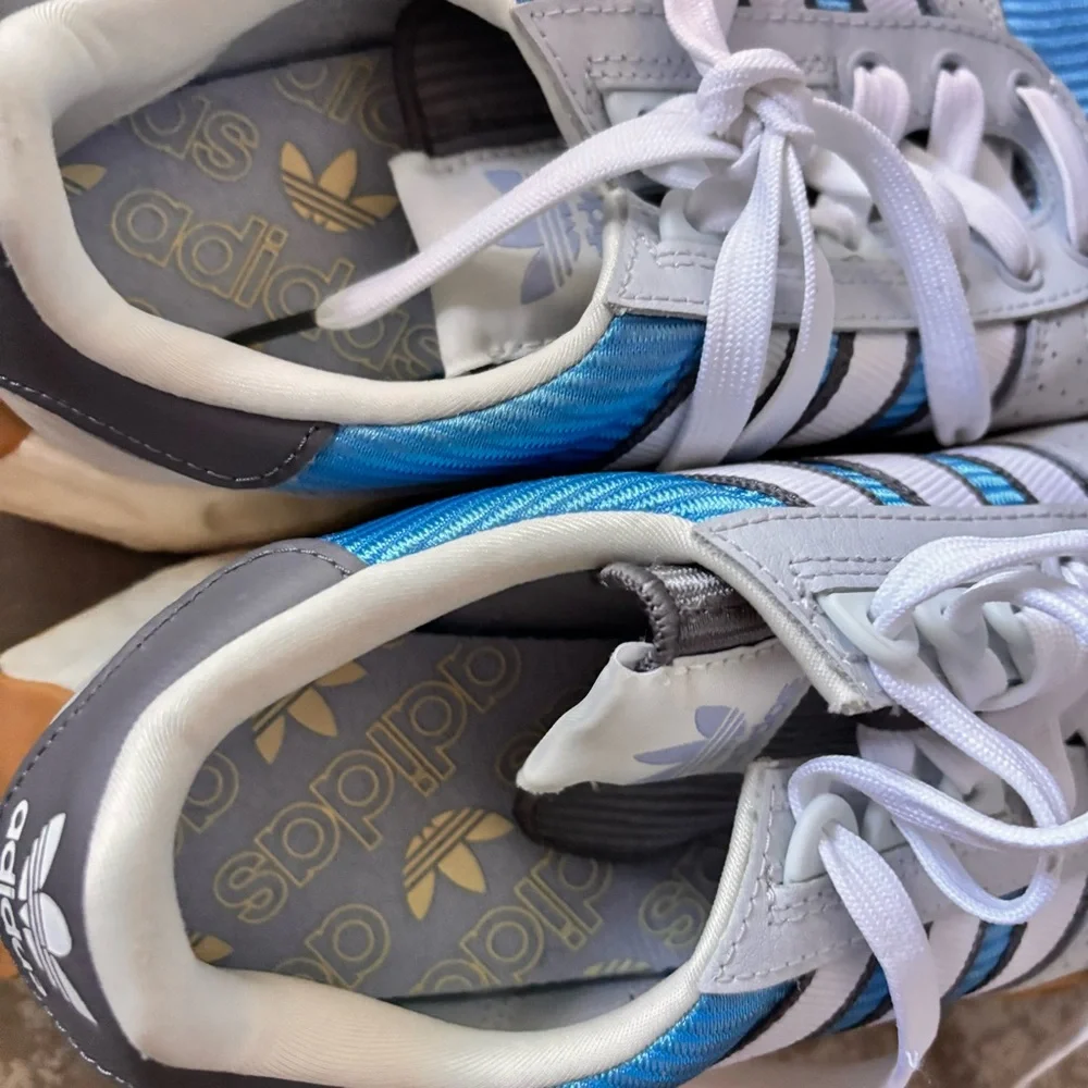 Adidas Retropy men’s 7 blue and white sneakers